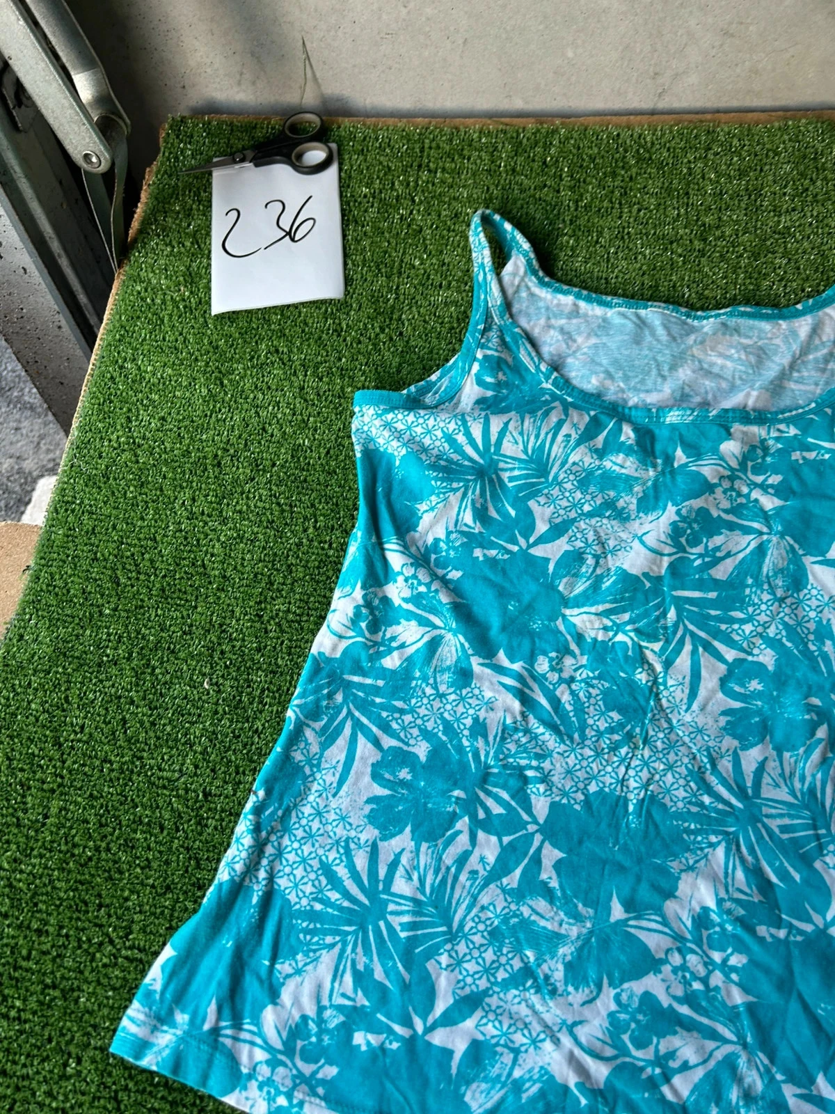 Witte blouse met blauwe bloemenprint – photo 3